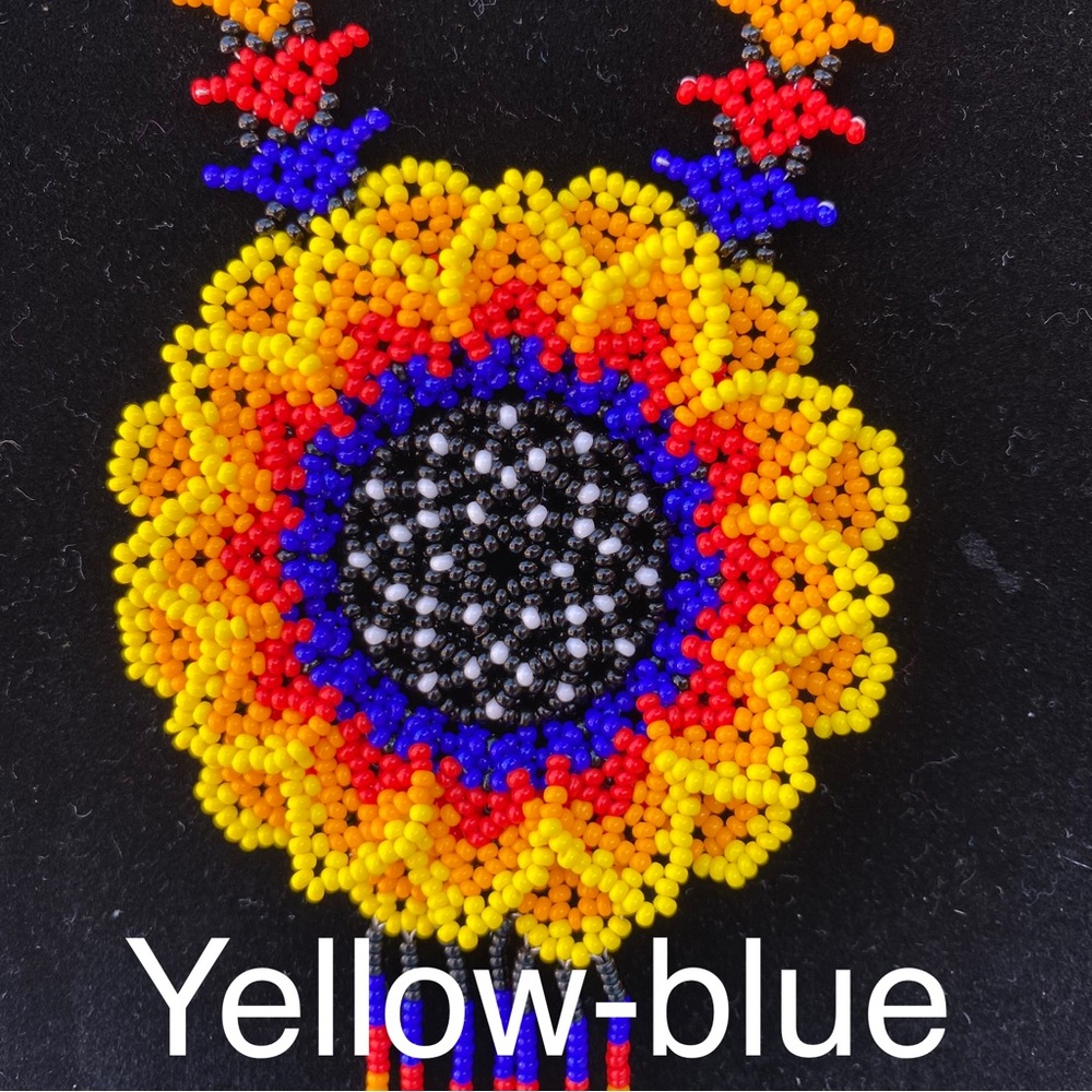 Gorgeous chakira bead flower necklace - Picture 4 of 4